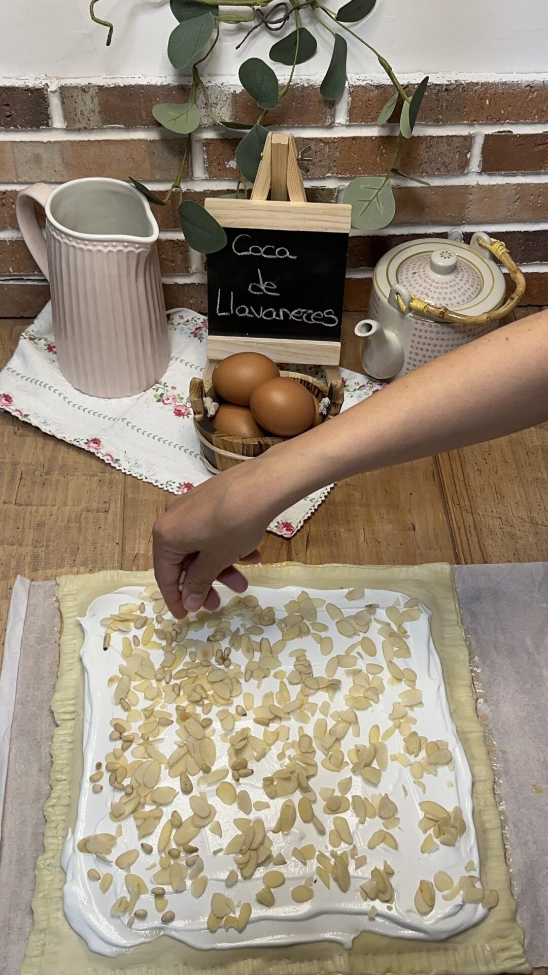 Cubrimos el merengue con las almendras laminadas y los piñones