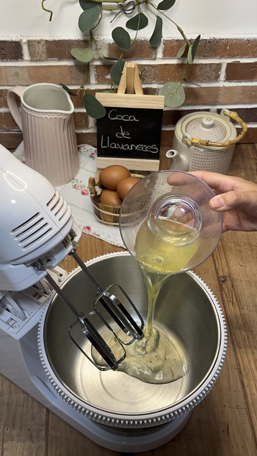 Llevamos las claras de huevo y el azúcar glas a las varillas eléctricas