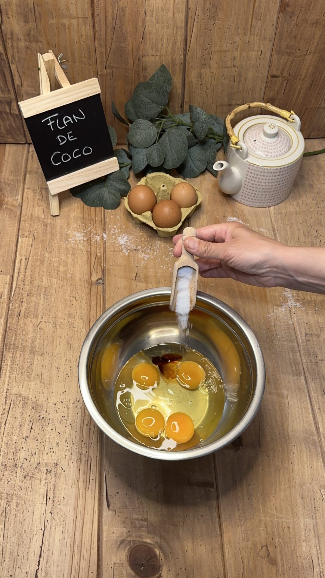 Llevamos a un bol los huevos, la vainilla y la sal
