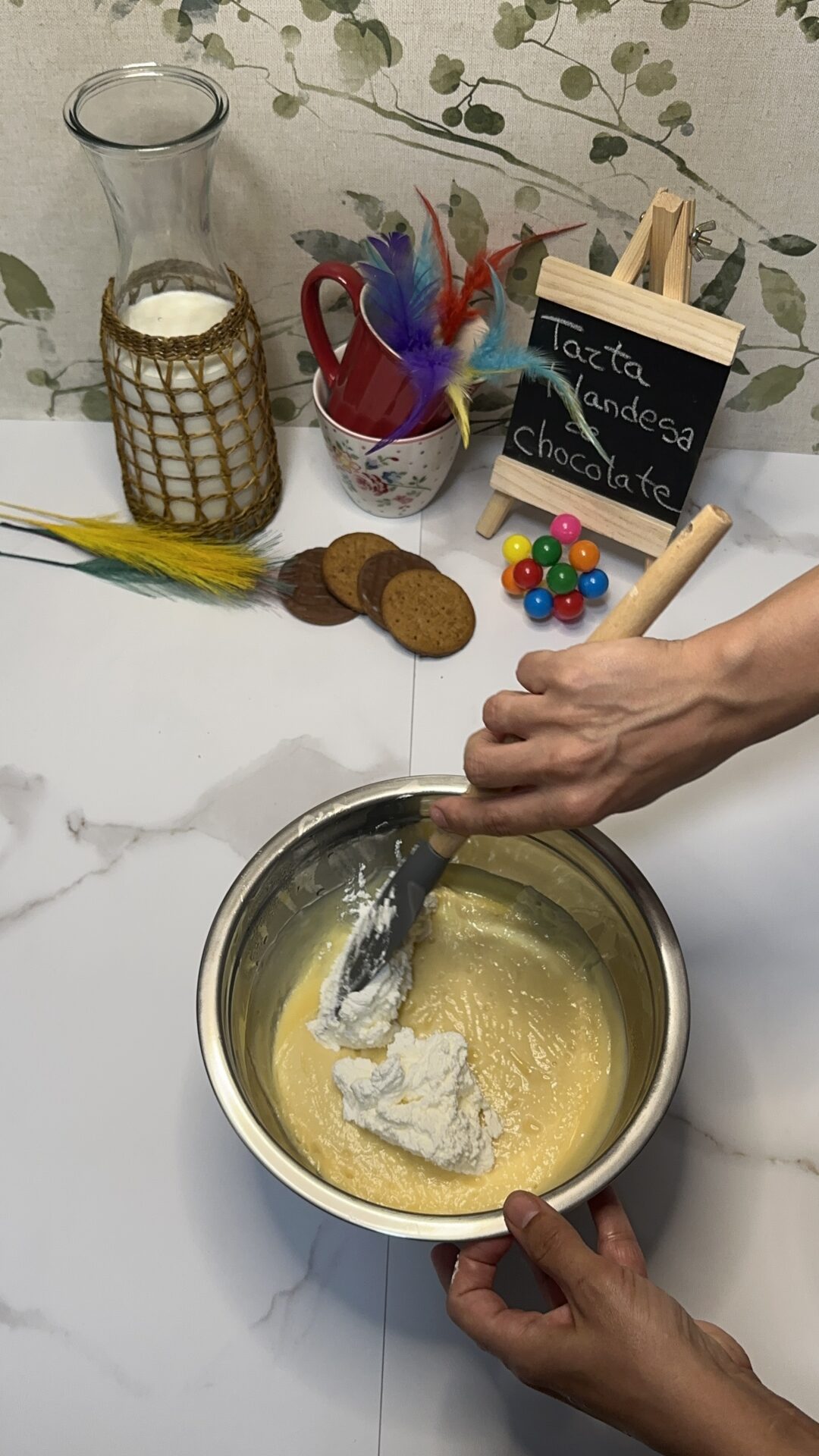 Agregamos poco a poco la nata a la crema de nuestra tarta holandesa