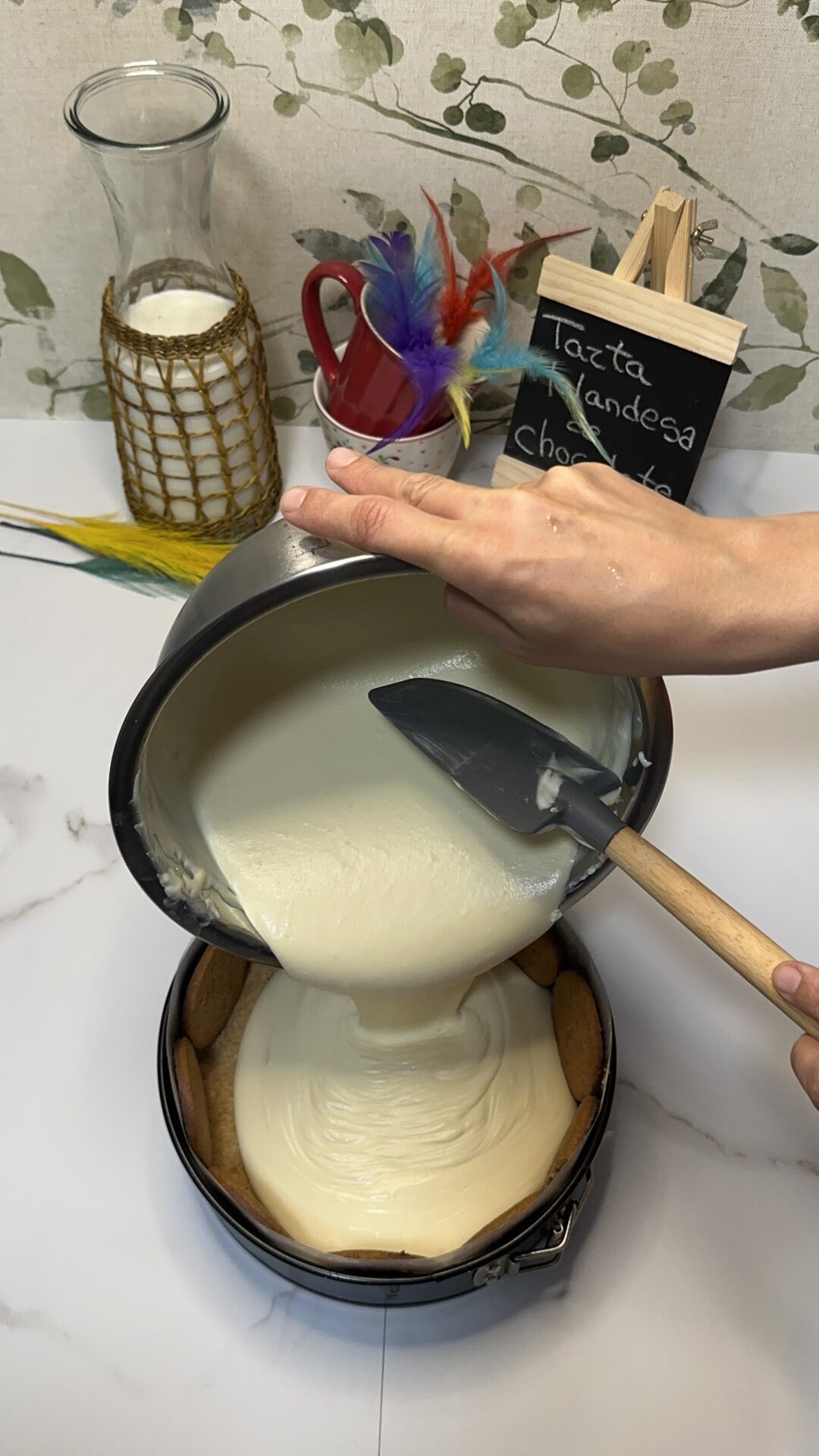 Vertemos la crema sobre la base de nuestra tarta holandesa