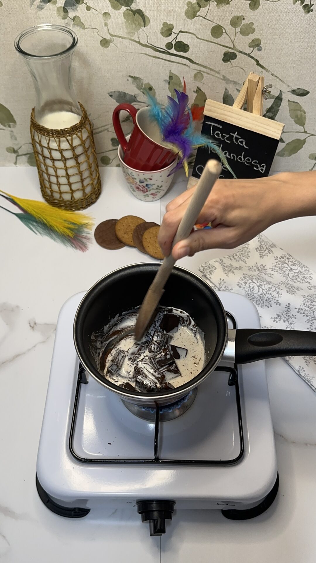 Llevamos el chocolate y la nata al fuego