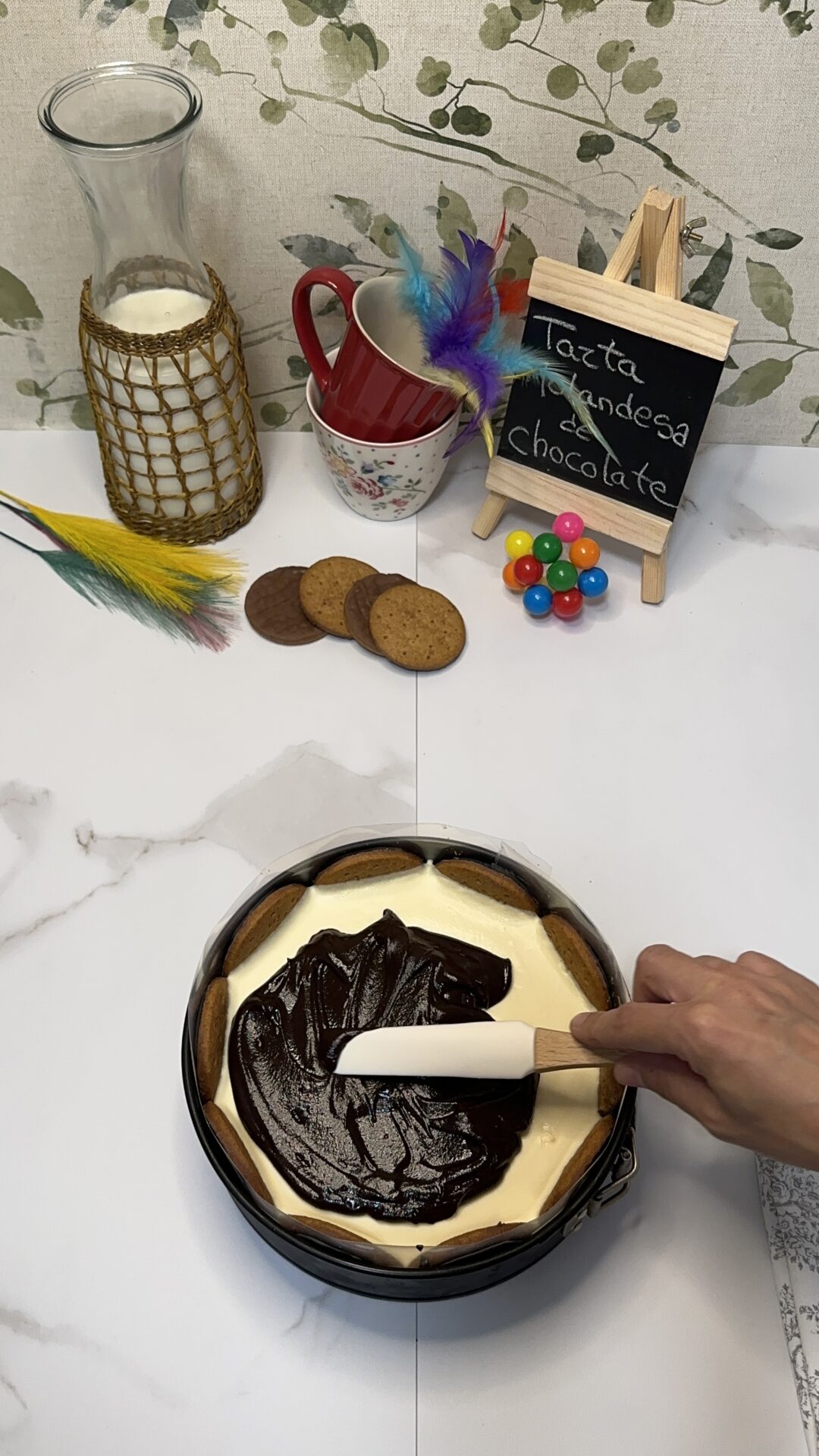 Cubrimos nuestra tarta holandesa con el chocolate. Alisamos.