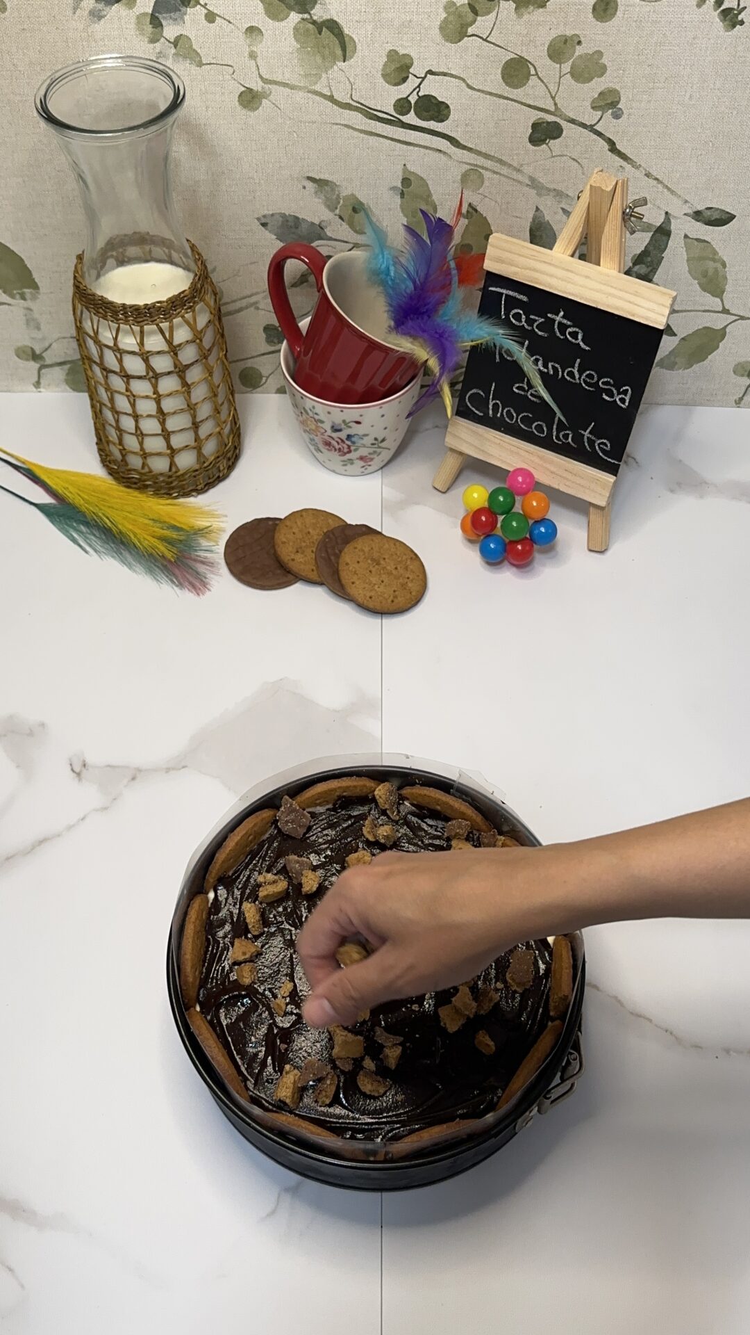 Decoramos nuestra tarta holandesa con migas de galleta y bolitas de chocolate