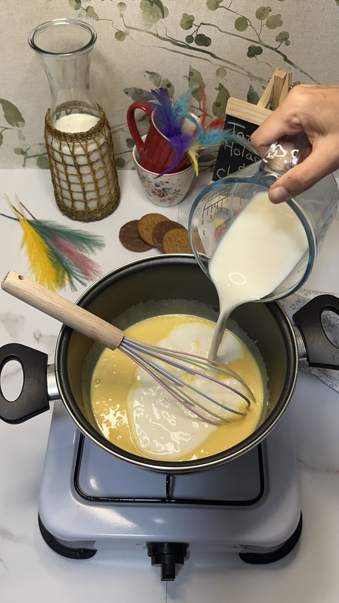 Llevamos la leche condensada, las yemas de huevo y la leche al fuego