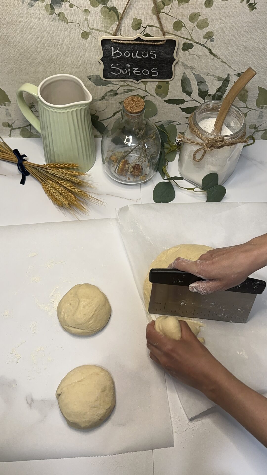 Bollos suizos_17 Cortamos la masa en seis trozos más o menos iguales