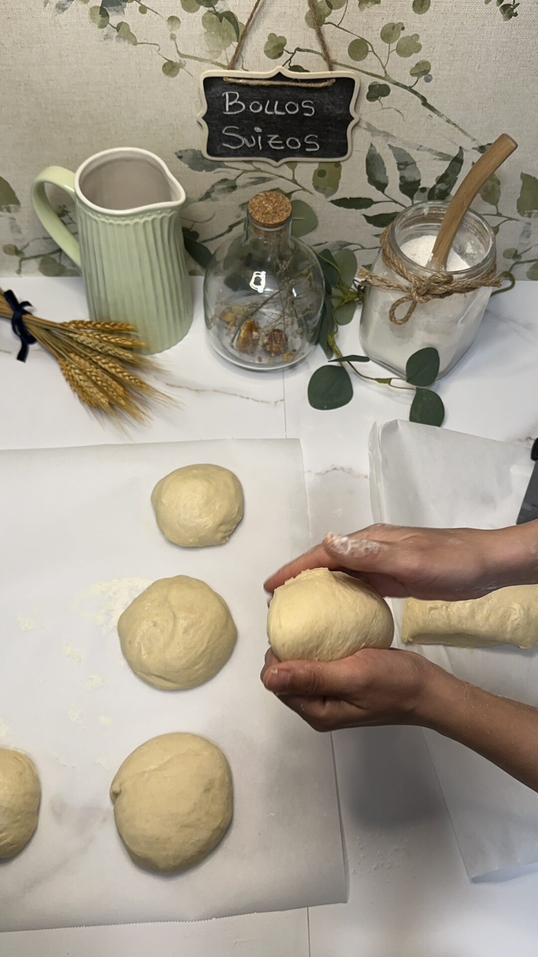 Bollos suizos_18 Redondeamos cada porción con las manos enharinadas