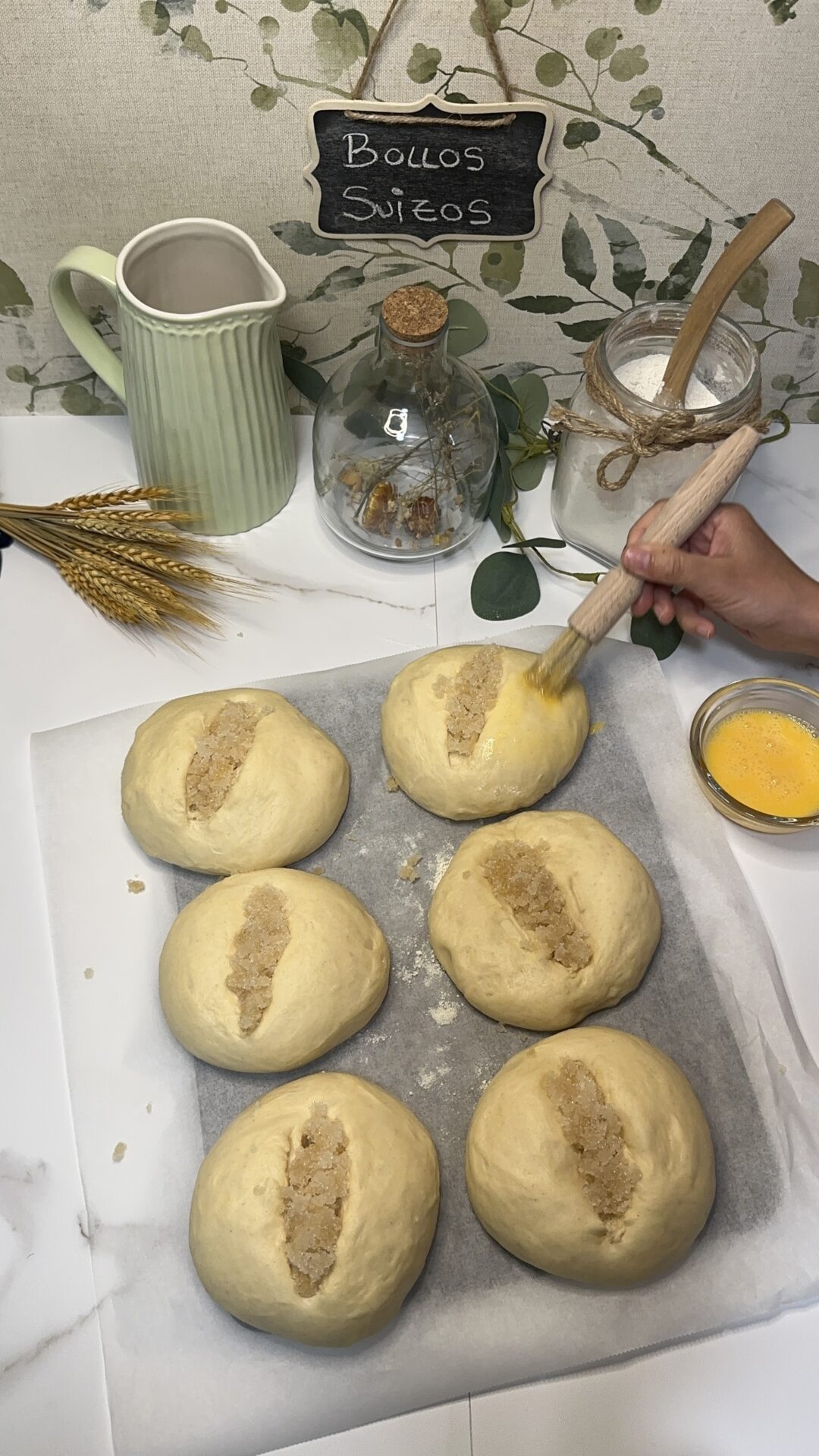 Bollos suizos_25 Pintamos la superficie de cada bollo suizo con el huevo batido