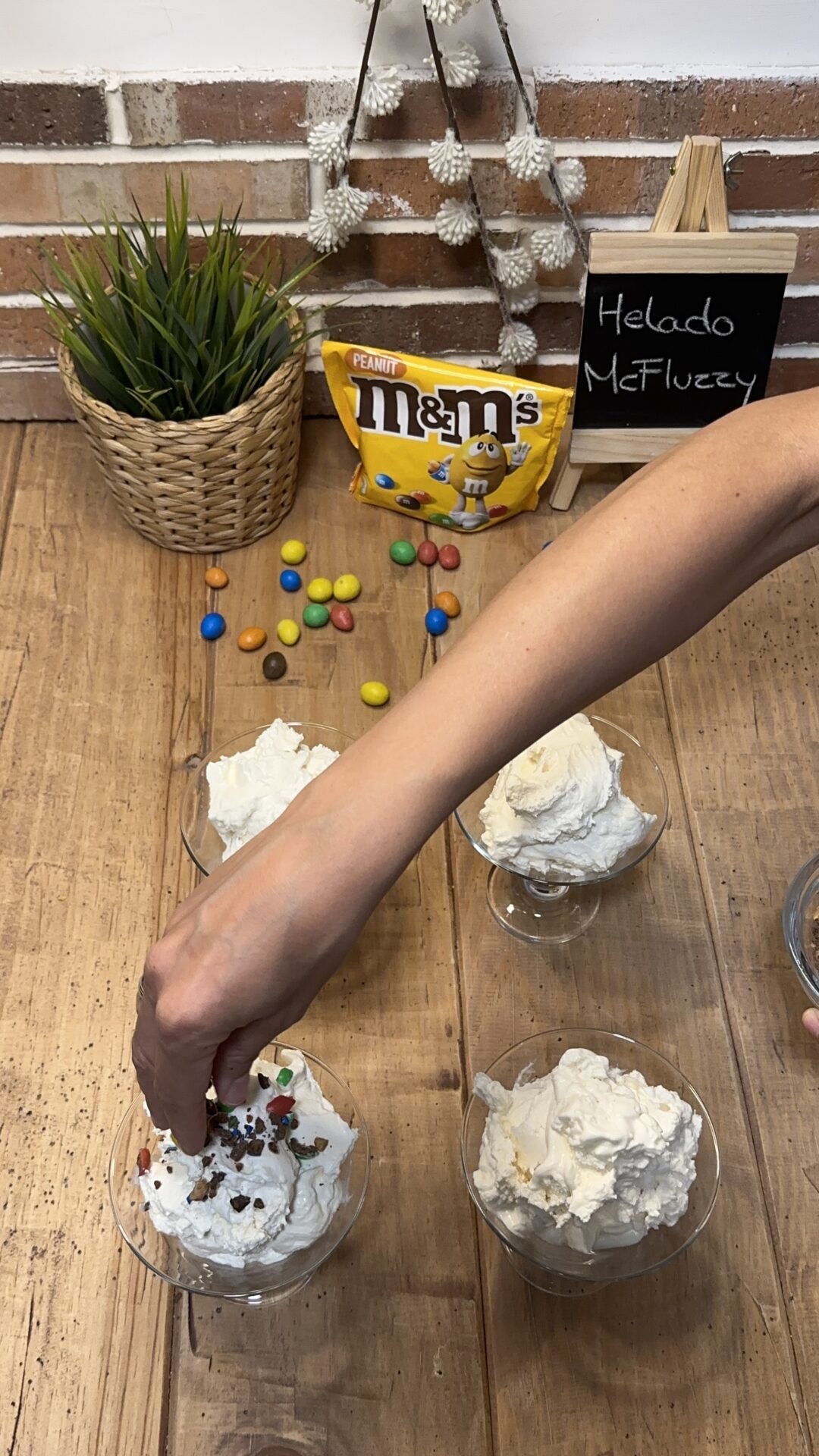 McFlurry_13 Decoramos con los toppings de M&M's