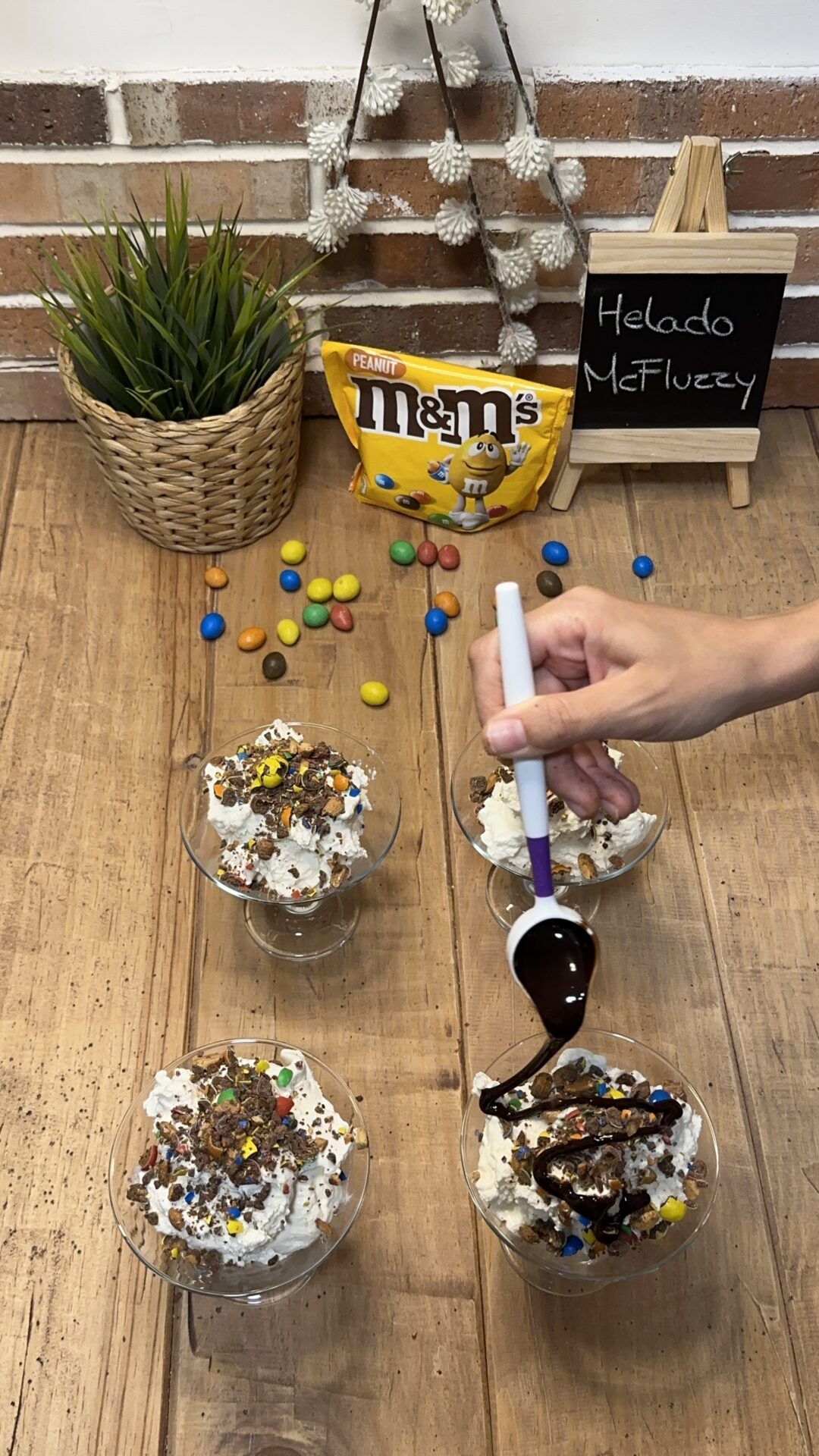 McFlurry_15 Añadimos un poco de sirope de chocolate a nuestro McFlurry casero